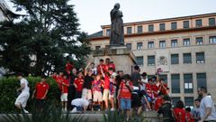 Celebraci�n de los aficionados de la Uni�n Deportiva Ourense tras el ascenso a Primera RFEF.