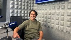 El chef coru��s del restaurante �rbore da Veira, ayer en los estudios de Radio Voz, donde habl� de las reservas para el 12 de agosto, de una fiesta que van a organizar y del taller para suscriptores de La Voz (ma�ana) en el que van a dar a probar platos inspirados en el eclipse, entre ellos un postre que se llama luna llena. 