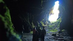 Una visita guiada a la Cova das Choias en la campa�a de recorridos tur�sticos del verano del 2018