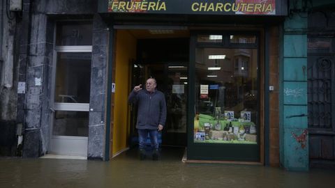 Sada, desbordada. En marzo del 2016 Sada vivi una situacin parecida, pero con consecuencias ms graves. De nuevo mucha lluvia acumulada en pocos minutos y marea alta en la desembocadura de los ros que impidi a estos liberar el agua. Los  desbordamientos y las inundaciones afectaron a otros concellos del rea metropolitana como Oleiros o Cambre