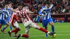 Yeremay trata de avanzar durante un lance del Sporting-Deportivo.