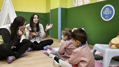 Lorena Marqus y Sandra Fernndez, este mircoles por la tarde en la Escuela Infantil Arlequn, en Ourense.