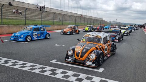 Los veh�culos en la parrilla de salida de una prueba de la Fun Cup.