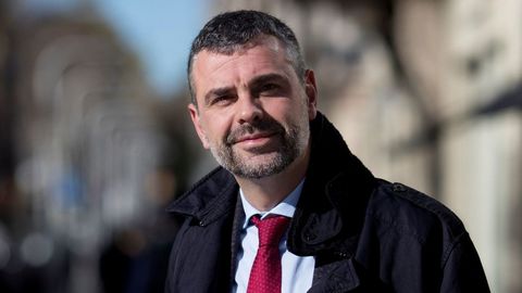 9. SANTI VILA. Exconseller de Empresa: 7 a�os de c�rcel y 16 a�os de inhabilitaci�n absoluta por malversaci�n y multa de diez meses con cuota de 100 euros por un delito continuado de desobediencia grave. La Abogac�a del Estado pide 7 a�os de prisi�n por malversaci�n y desobediencia grave.