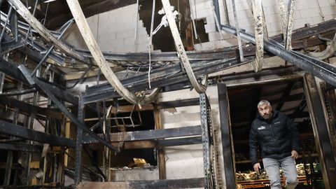 Jos� Antonio Ramos, dentro de la nave de Sidegal, totalmente calcinada