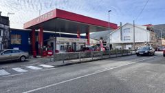 La gasolinera de Muros en la que robaron tres individuos el lunes.