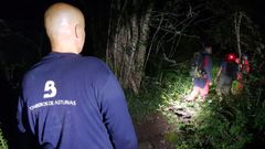 Un momento del rescate del pescador perdido en las riberas del r�o Cubia