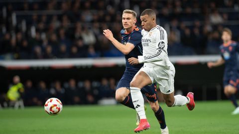 Mbapp, con Carl Starfelt en el partido de Copa entre Celta y Real Madrid celebrado el pasado mes de enero.