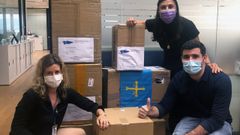 Tres de los asturianos que han organizado el env�o de mascarillas a Asturias desde Hong Kong, con los paquetes