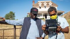 Jordan Peele (derecha) habla con el actor Daniel Kaluuya durante el rodaje del filme ��Nop!�.