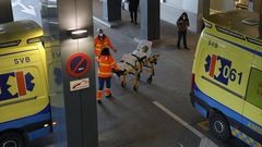El personal del 061, dejando a un paciente en el servicio de Urgencias del Chuac, en A Corua