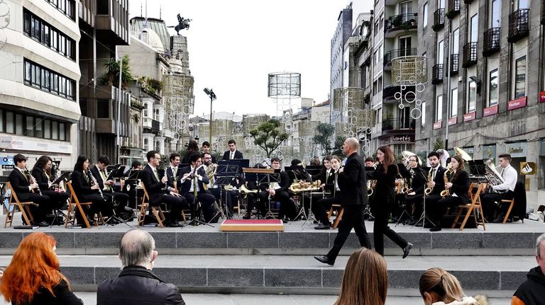 Imagen de archivo de una banda de m&uacute;sica tocando en la calle en Vigo.