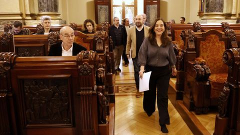 La alcaldesa, Ins Rey, entra en el saln de plenos seguida del portavoz municipal, Jos Manuel Lage, y ante la presencia del lder del BNG, Francisco Jorquera