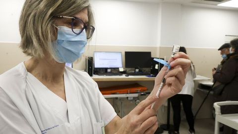 Preparando la vacuna en el Arquitecto Marcide de Ferrol