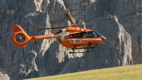 Imagen de un helic&oacute;ptero de rescate en los Alpes italianos.