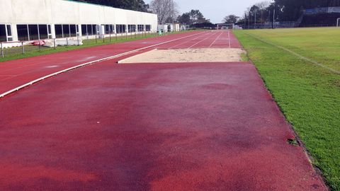 ABANDONO, DESPERFECTOS EN LA PISTA DE ATLETISMO DEL CAMPO MUNICIPAL DE A ALTA. POR LO QUE PERDIO LA HOMOLOGACION