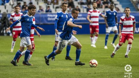 Christian Fernandez Jimmy Real Oviedo Granada Carlos Tartiere.Christian Fern�ndez conduce un esf�rico ante la mirada de Jimmy