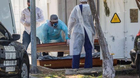 Traslado de una persona fallecida por coronavirus en Brasil
