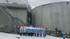 Los visitantes posan para la foto de grupo en la planta de Celega