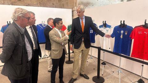 El acalde de Ferrol, Rey Varela, fue el encargado de inaugurar la muestra �F�tbol por la paz�. 