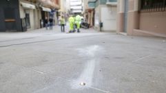 Colocaci�n de chinchetas en la calle Troncoso para delimitar la zona de terrazas