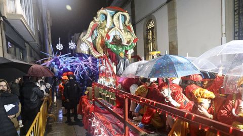 Gaspar saluda desde su carroza en la cabalgata de Ferrol.