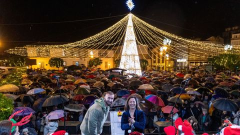 betanzos.El medallista Carlos Arvalo y la alcaldesa Mara Barral encendieron esta tarde las lucesde Navidad en Betanzos