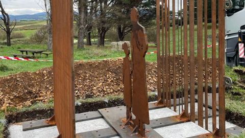 Escultura en homenaje a las v�ctimas del franquismo en Arnao