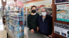 J�sica Lorenzo, al frente del negocio, junto a su suegra, Erminda Galdo, ya jubilada, en la tienda Covir�n Los Claveles