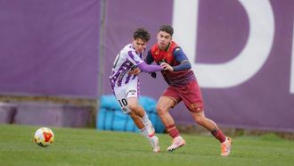 Pablo Garc�a pugna un bal�n con un rival en el encuentro del Fabril ante el filial del Valladolid.