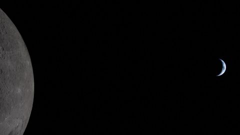 Vista de la Tierra pasando frente a la Luna y fotografiada desde la nave Orion