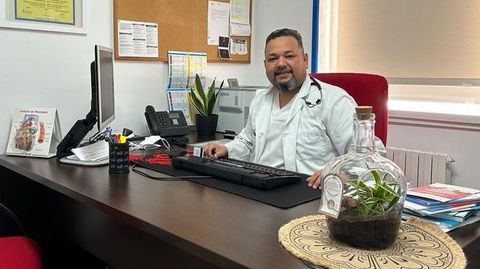 Keit Albert Foo Gil es mdico en el centro de salud de Laza, donde se abrir este proyecto de formacin para mdicos del rural