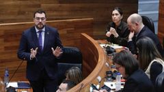 El presidente del Principado, Adri�n Barb�n, respondiendo a los portavoces parlamentarios en el Pleno de la JGPA.