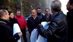 La alcaldesa de Mos, Nidia Ar�valo, junto a t�cnicos, representantes municipales y vecinales, hace unos d�as en el cruce de Costa da Morte, durante el anuncio de obras de seguridad en la v�a.