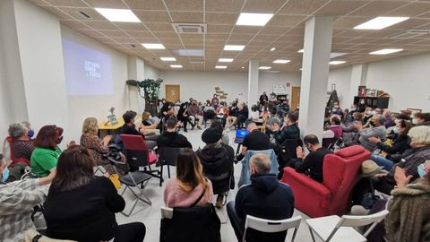 Asistentes a la asamblea con el diputado de Podemos Asturies Daniel Ripa