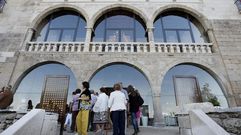 La entrada a la planta baja del hotel Palacio de Sober desde el jard�n del establecimiento