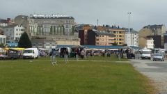 Los puestos del mercado semanal de Foz est�n este martes muy separados para prevenir contagios de covid-19