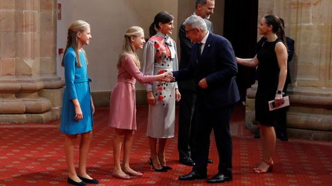 Leonor, Sofia y los reyes saludan a presidentes de los jurados