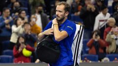 Medvedev deja el campo tras su eliminaci�n del torneo por darle a un espectador con la pelota.