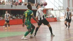 Renatinho, que anot dos goles, en un partido anterior ante el Deportivo Laviana