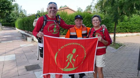 Rosa Pastor y Alfonso Agull, del club de senderismo Sanvalic de Alicante, en Len