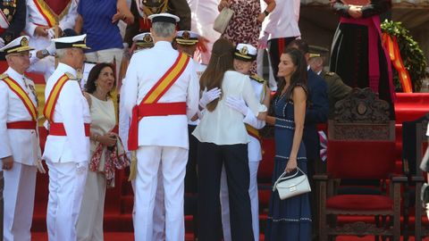 La princesa Leonor abraza a su hermana, la infanta Sofía
