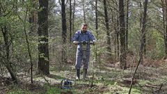El investigador del departamento de Producci�n Vexetal de la USC haciendo una cata en el monte Carballo, en Friol.