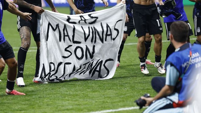 La pancarta reclamando las Malvinas que exhibieron los jugadores argentinos tras la victoria de su selecci&oacute;n frente a Inglaterra