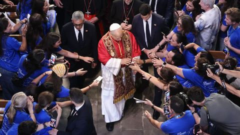 El papa Le�n XIV, rodeado en Barcelona.