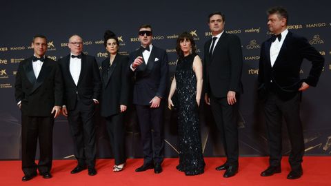 El realizador Albert Serra (centro) acompa�ado por el equipo del documental 'Tardes de soledad'