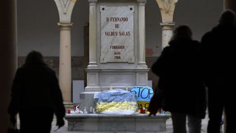 Varias personas visitan la antigua Universidad de Oviedo donde a�n est�n las flores del homenaje del rectorado y de  La asociaci�n de Ucranianos en Asturias en repulsa hacia el ataque de Rusia contra su pa�s