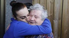 Sara, novia de uno de los marineros, abraza a Gloria, que ten�a a su hermano y a su hijo embarcados en el Villa de Pitanxo