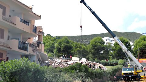 Una gr�a especial se traslad� a la zona para desalojar los bloques grandes
