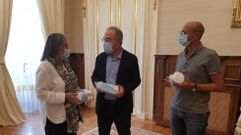 El alcalde de Santiago, Xos� S�nchez Bugallo, la subdelegada del Gobierno en A Coru�a, Pilar L�pez-Rioboo, y el concejal de Seguridade Cidad�, Gonzalo Mu��os, en una junta local de seguridad anterior celebrada en el Concello de Santiago